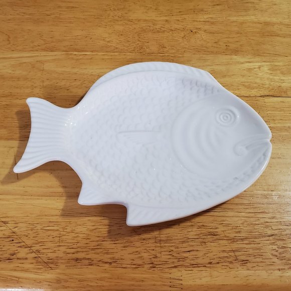 Secla Portugal White Embossed Design Fish Plates Set of 2 - Picture 2 of 6